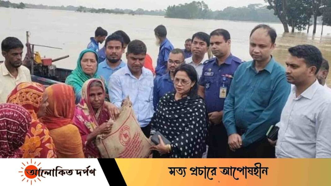 দুর্গাপুরে ত্রাণ সামগ্রী বিতরণ করলো জেলা প্রশাসক