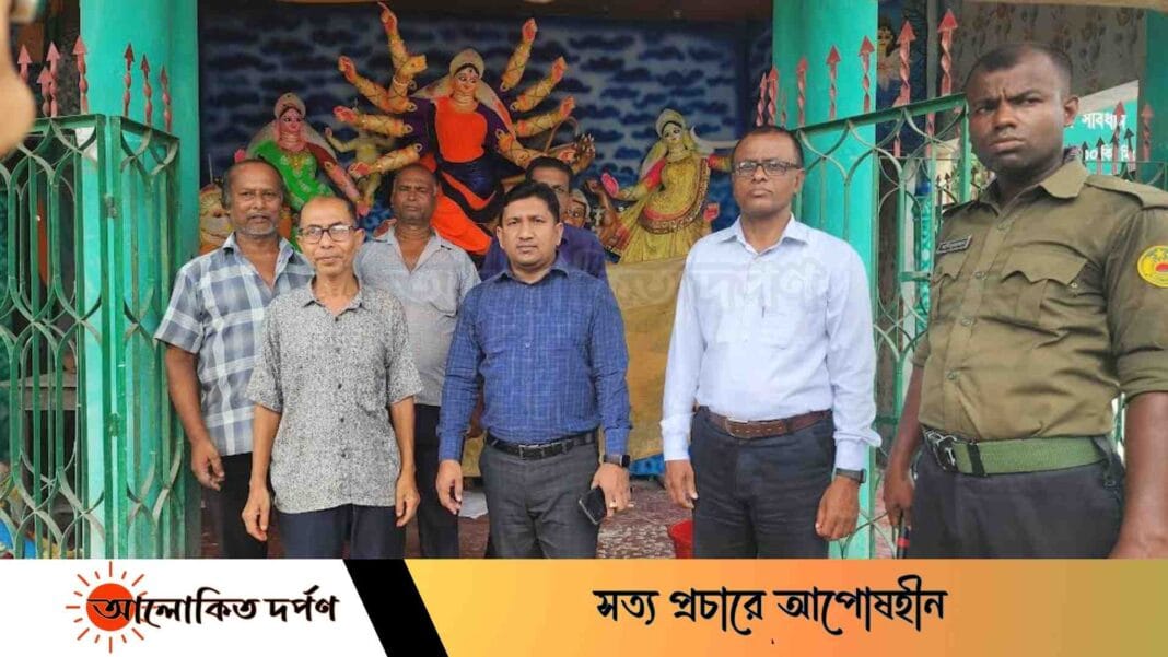 দেবহাটার ইউএনওর বিভিন্ন পুজা মন্ডপ পরিদর্শন 