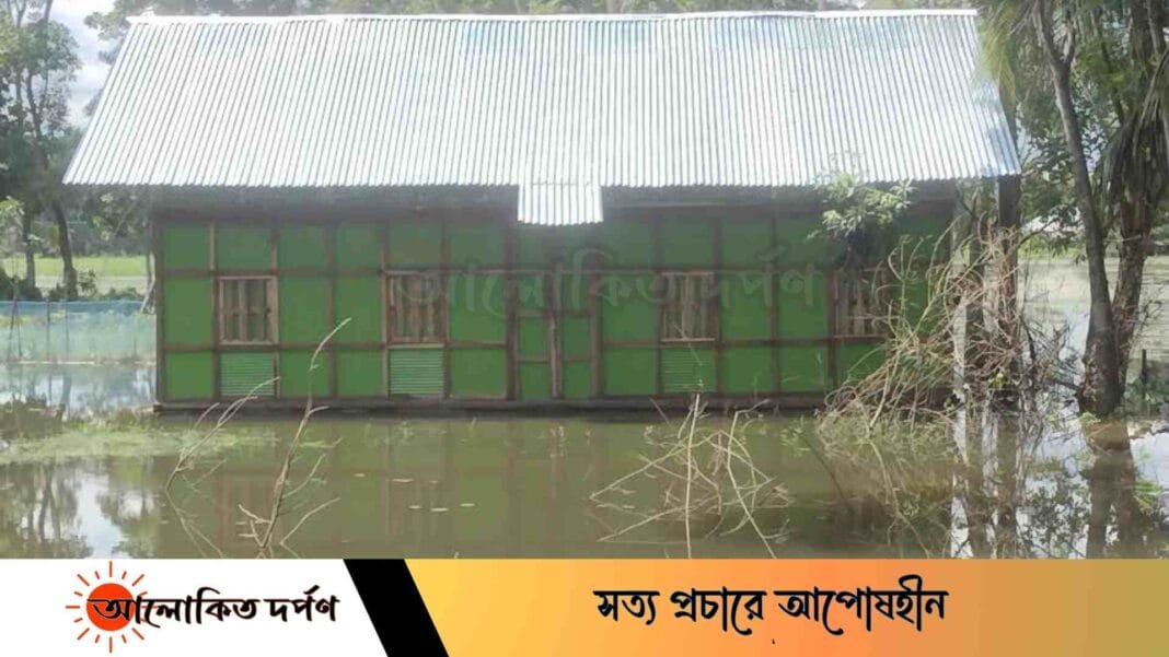 লক্ষ্মীপুরে দুই মাসেও নামেনি বন্যার পানি দুর্ভোগে প্রায় তিন লাখ মানুষ