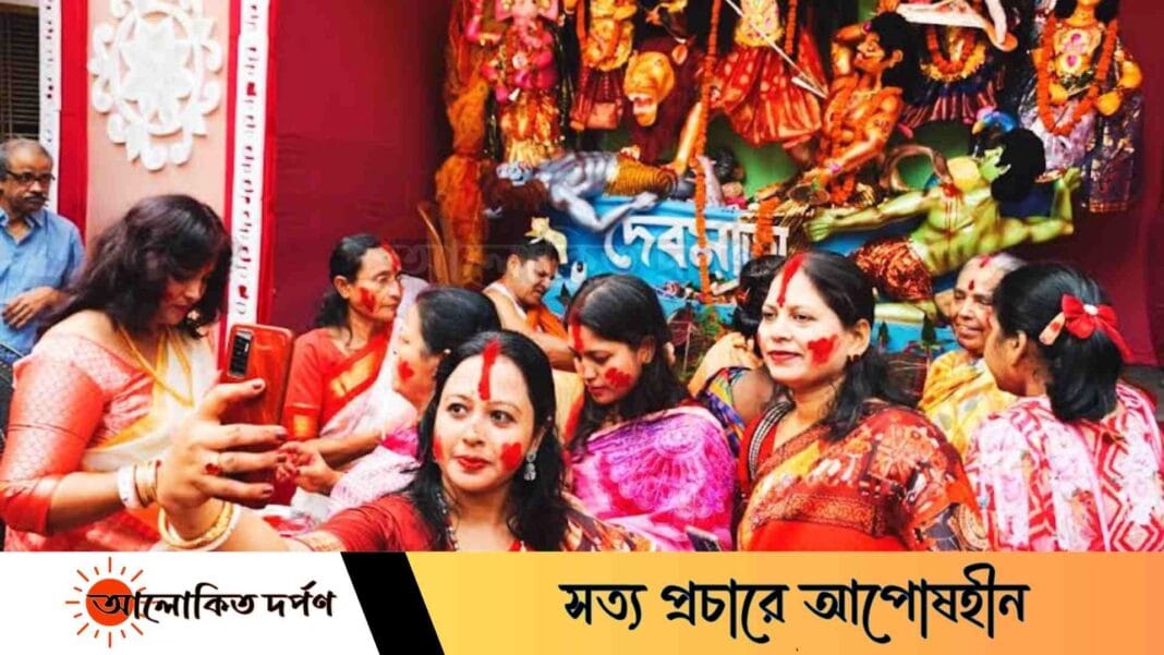 রাজশাহীতে সিঁদুর খেলায় মেতে উঠলেন হিন্দু নারীরা রাজশাহীতে সিঁদুর খেলায় মেতে উঠলেন হিন্দু নারীরা