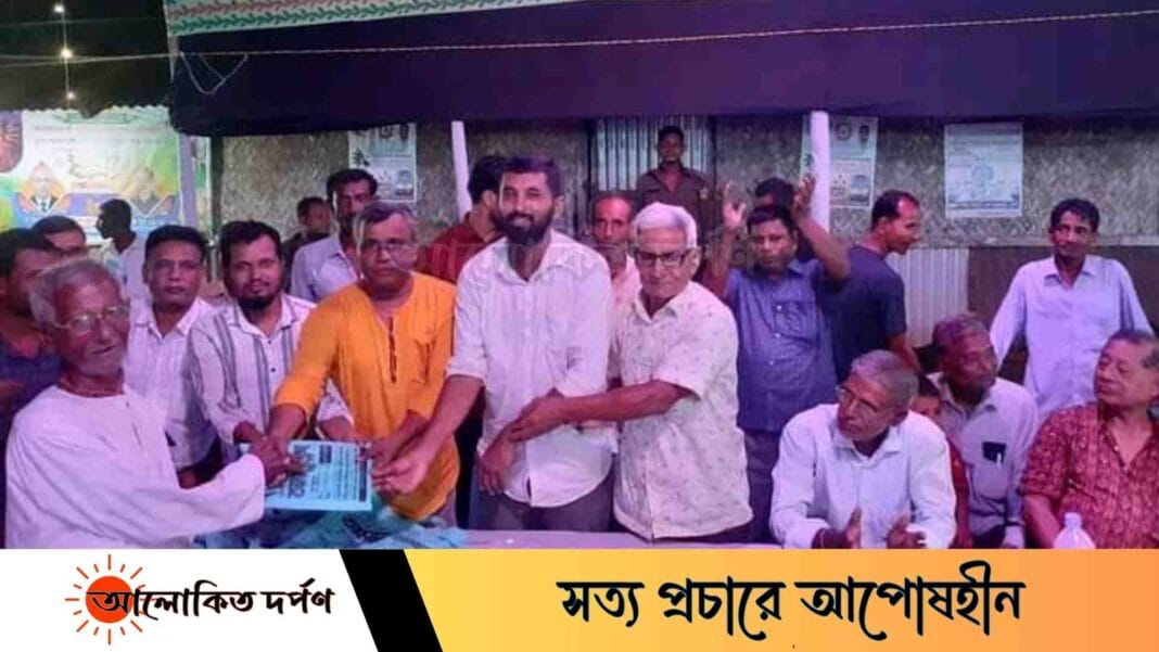 মিরসরাইয়ের করেরহাটে সুবিধাবঞ্চিত সনাতন ধর্মালম্বীদের মাঝে রংধনু ক্লাবের বস্ত্র বিতরণ