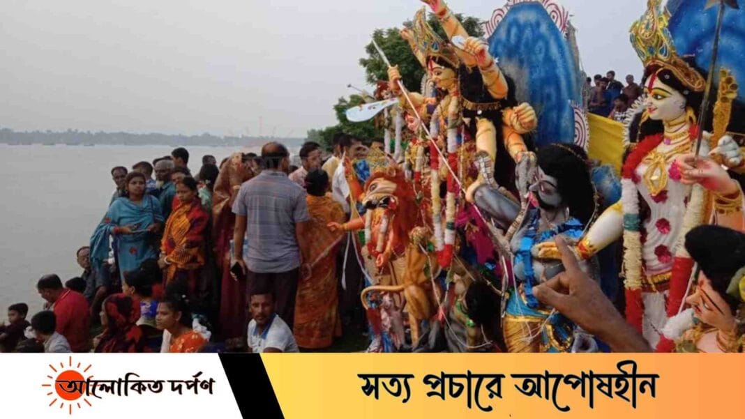 ইছামতিতে বাংলাদেশ-ভারতের নিজ সীমানায় প্রতিমা বিসর্জন ইছামতিতে বাংলাদেশ-ভারতের নিজ সীমানায় প্রতিমা বিসর্জন