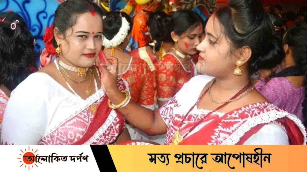 বগুড়ায় সিঁদুররাঙা হাসিমুখে দেবীকে বিদায় বগুড়ায় সিঁদুররাঙা হাসিমুখে দেবীকে বিদায়