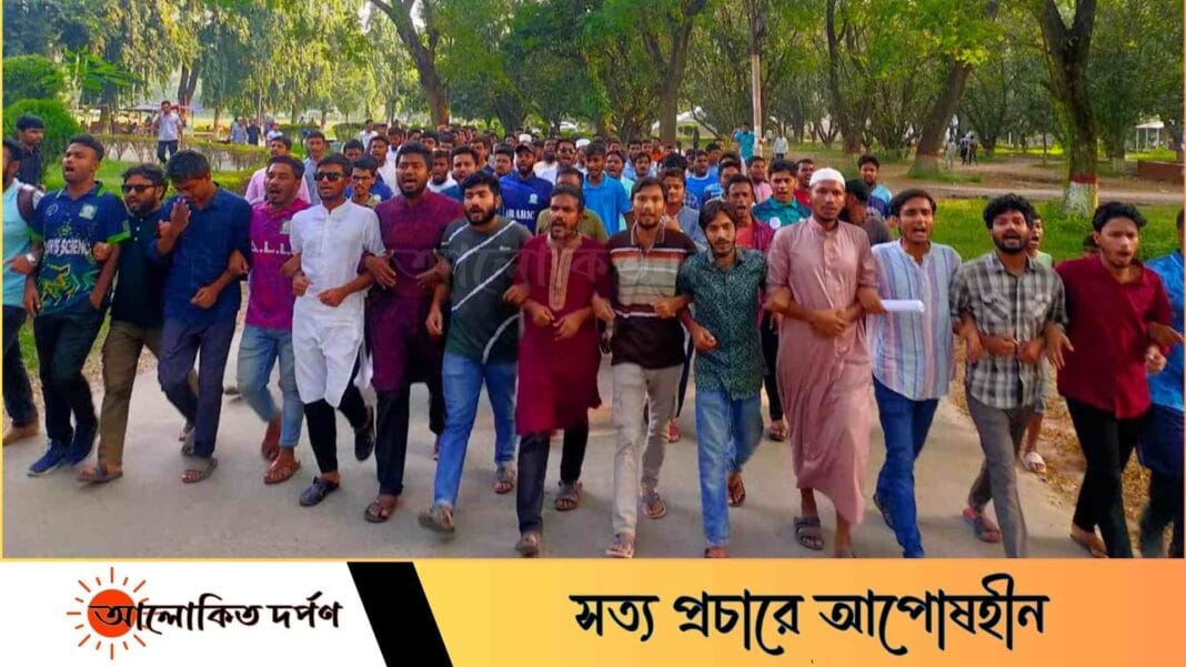 চবিতে ছাত্রলীগের হামলার প্রতিবাদে ইবিতে বিক্ষোভ চবিতে ছাত্রলীগের হামলার প্রতিবাদে ইবিতে বিক্ষোভ