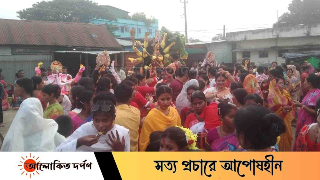 মধুপুরে হাজারো ভক্তদের কাঁদিয়ে ঘোটকে চড়ে বিদায় নিলেন মা'দূর্গা মধুপুরে হাজারো ভক্তদের কাঁদিয়ে ঘোটকে চড়ে বিদায় নিলেন মা'দূর্গা