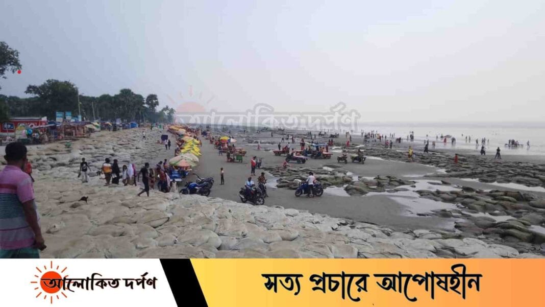 মেঘলা আকাশেও কুয়াকাটায় পর্যটকদের ভিড়