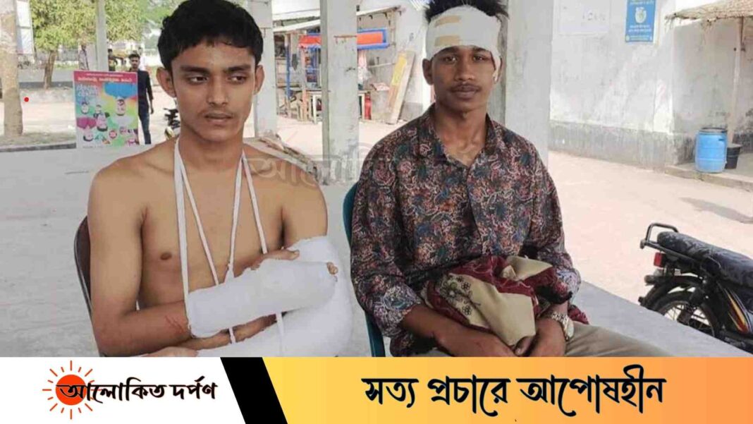 মাদারীপুরে আজান দেওয়ায় মুসলিম শিক্ষার্থীর উপর হিন্দুদের হামলা মাদারীপুরে আজান দেওয়ায় মুসলিম শিক্ষার্থীর উপর হিন্দুদের হামলা