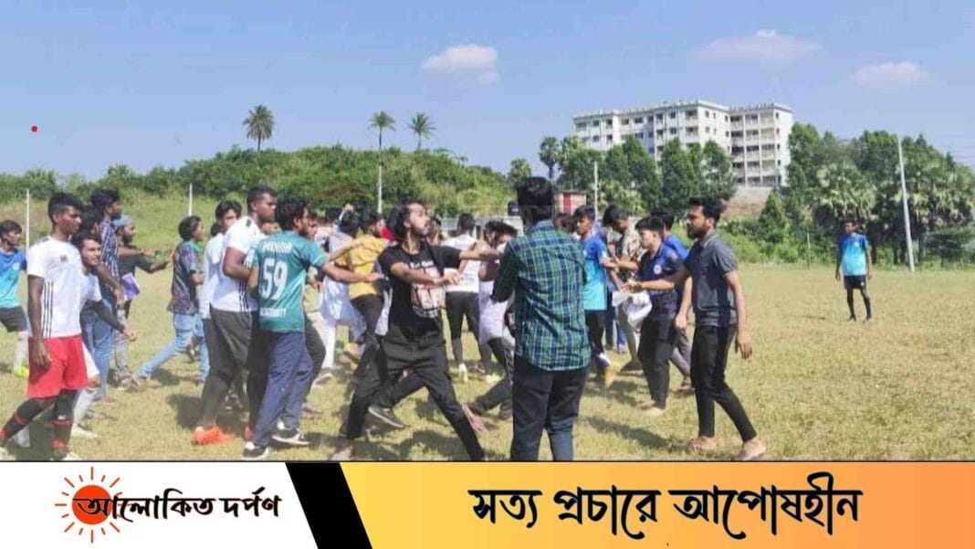 খেলার মাঠে 'হামলার' ঘটনার বিচারের দাবি কুবির ফার্মেসি বিভাগের খেলার মাঠে 'হামলার' ঘটনার বিচারের দাবি কুবির ফার্মেসি বিভাগের