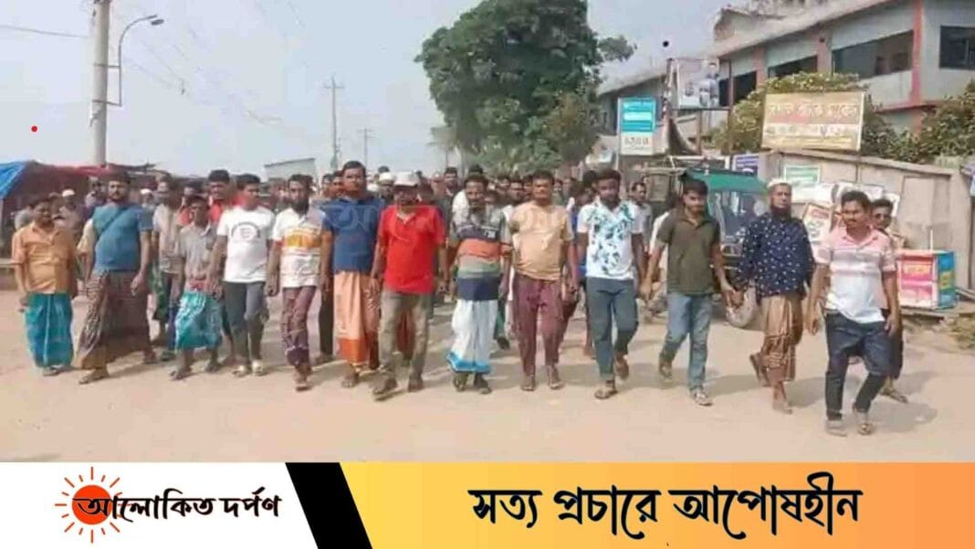 কুয়াকাটায় উচ্ছেদ অভিযানকে ঘিরে ক্ষুদ্র ব্যবসায়ীদের বিক্ষোভ, দাবি পুনর্বাসনের