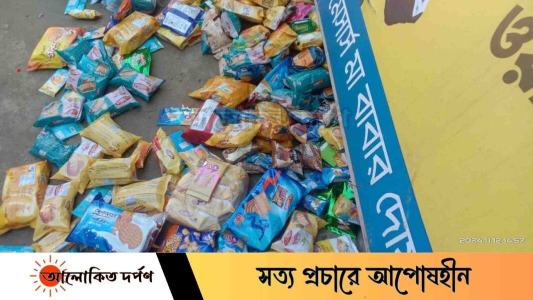 লালমনিরহাটে অভিনব কায়দায় মুদি ব্যবসায়ীর বাড়িতে হামলা ও লুটপাট, থানায় অভিযোগ