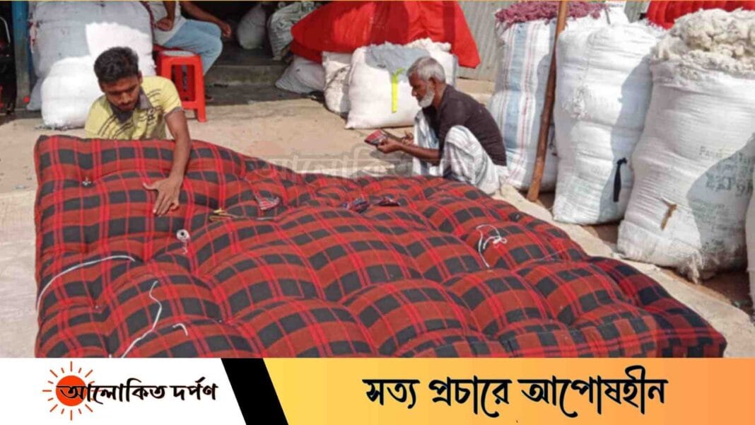 বগুড়ায় শীতের আগমনী বার্তায় লেপ-তোশক কারিগরদের ব্যস্ততা বগুড়ায় শীতের আগমনী বার্তায় লেপ-তোশক কারিগরদের ব্যস্ততা