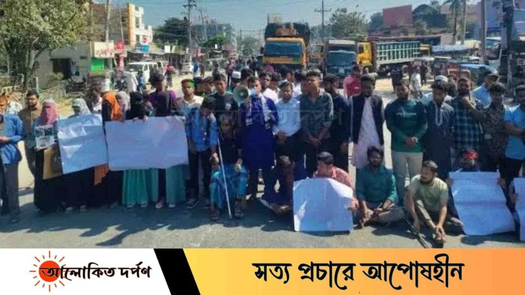 লক্ষ্মীপুরে আহতদের সুচিকিৎসার দাবিতে সড়ক অবরোধ লক্ষ্মীপুরে আহতদের সুচিকিৎসার দাবিতে সড়ক অবরোধ