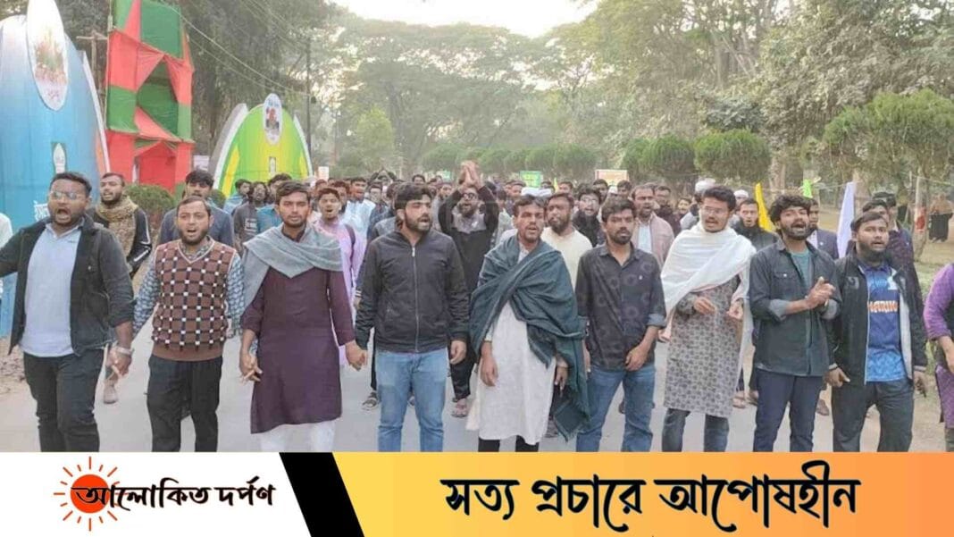 স্বৈরাচারের দোসরদের অপতৎপরতার প্রতিবাদে ইবিতে বিক্ষোভ স্বৈরাচারের দোসরদের অপতৎপরতার প্রতিবাদে ইবিতে বিক্ষোভ