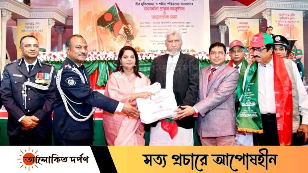 মুক্তিযোদ্ধাদের যুদ্ধের ইতিহাস লেখার আহ্বান জানান বিভাগীয় কমিশনার