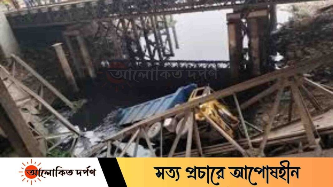 টঙ্গীতে বেইলি ব্রিজ ভেঙে ট্রাক নদীতে, বিকল্প পথে চলাচলের নির্দেশ