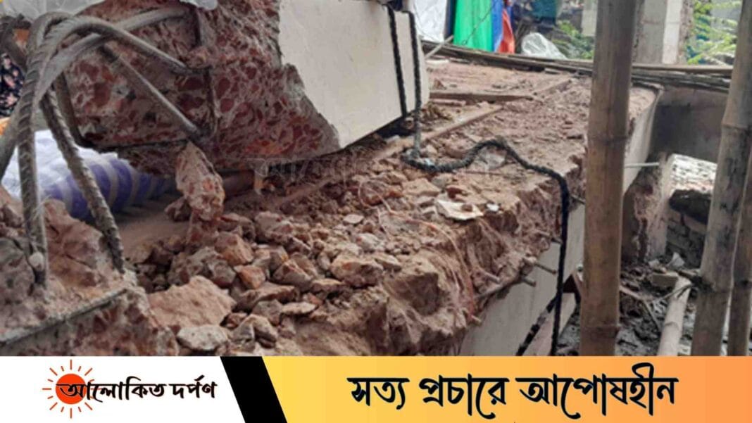 ব্রিজের রেলিং ভেঙে তৈরী হচ্ছে হোটেলের প্রবেশপথ ব্রিজের রেলিং ভেঙে তৈরী হচ্ছে হোটেলের প্রবেশপথ