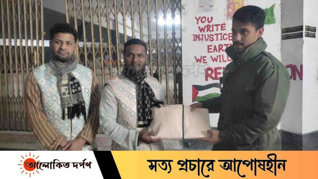 নিরাপত্তাকর্মীদের মাঝে ইবি ছাত্রশিবিরের শীতবস্ত্র বিতরণ