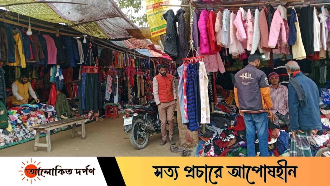 ফুলবাড়ীতে শীতে উষ্ণতা পেতে কমদামি কাপড়ের দোকানেই ভরসা মধ্য-নিম্নবিত্তের