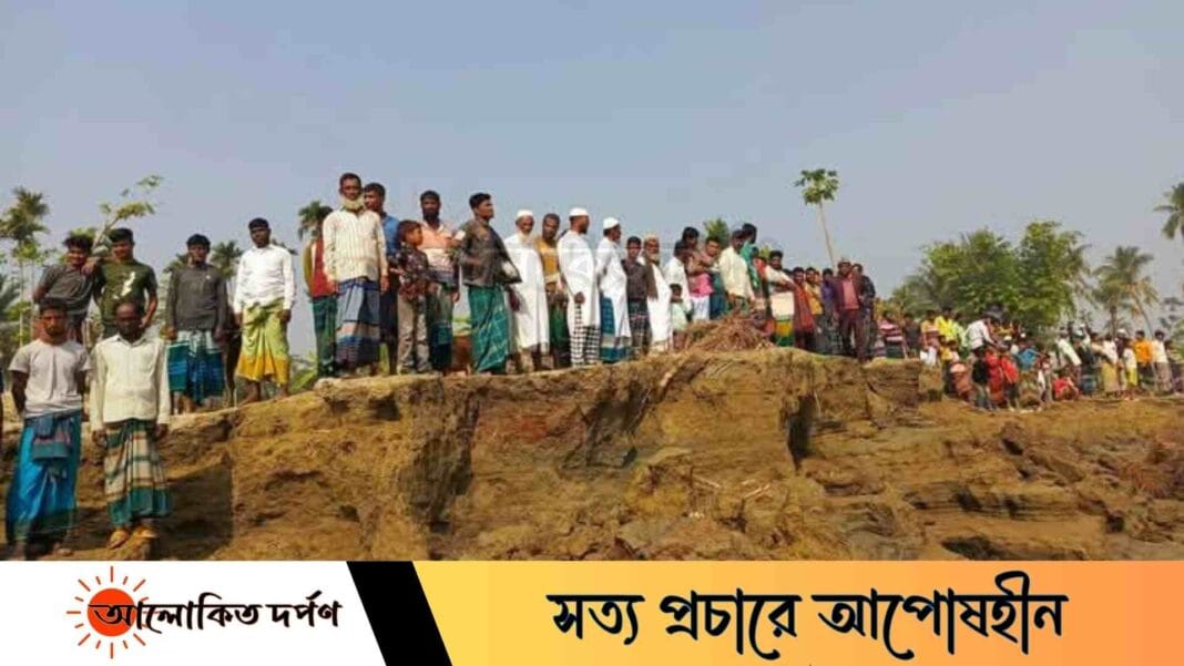 ভোলার রামদাসপুরকে নদী ভাঙনের হাত থেকে রক্ষার দাবিতে স্থানীয়দের মানববন্ধন