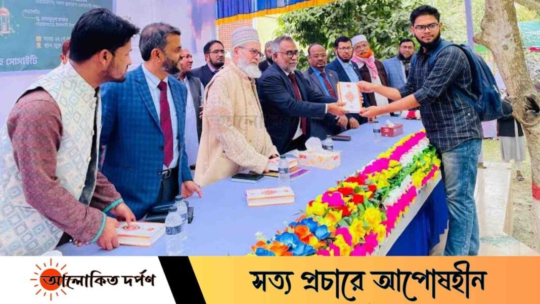 ইবিতে শিক্ষার্থীদের মাঝে বিনামূল্যে কুরআন বিতরণ