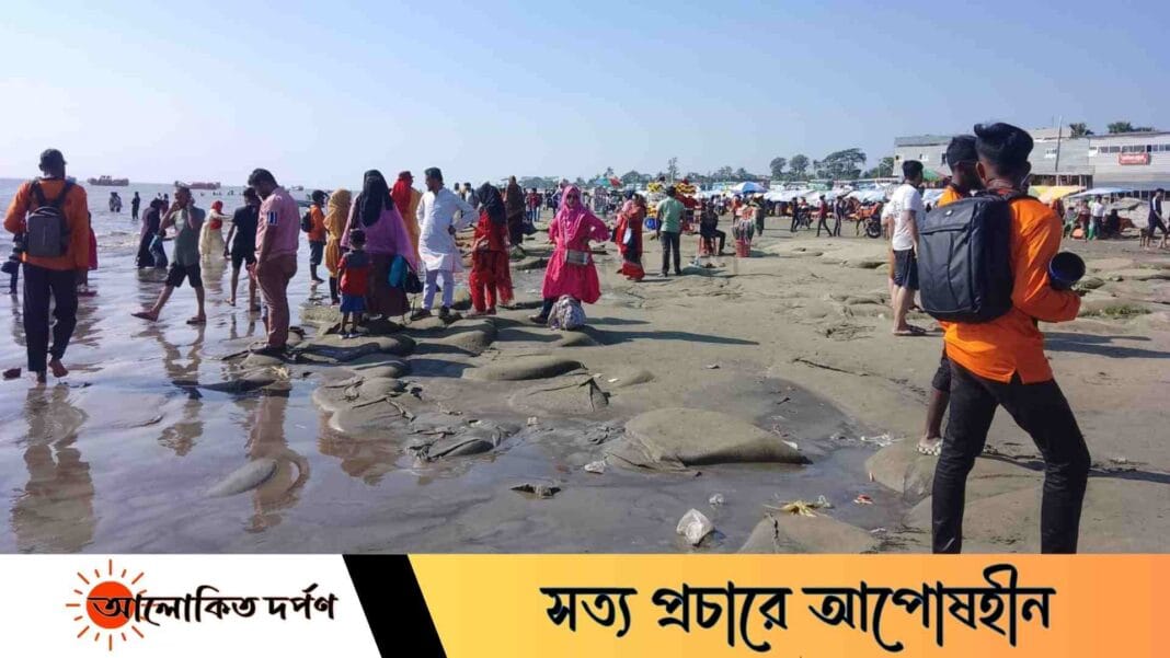 কুয়াকাটায় পর্যটকদের ঢল, শীত কমায় সমুদ্রে নেমেছে ভ্রমণপ্রেমীরা