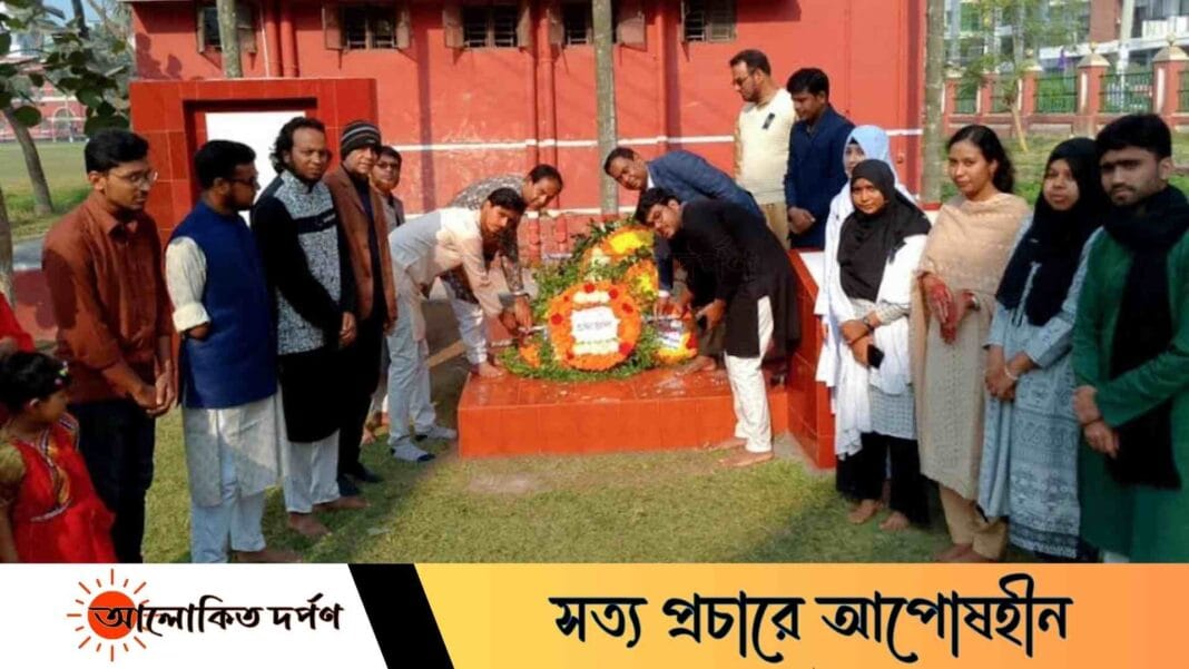 দেশের প্রথম শহীদ মিনারে ভাষা শহীদদের প্রতি আরসিআরইউ’র শ্রদ্ধা নিবেদন