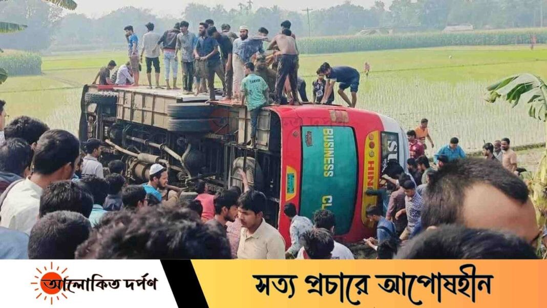 ইবিতে শিক্ষার্থী বহনকারী বাস উল্টে আহত ২৫, একজন গুরুতর