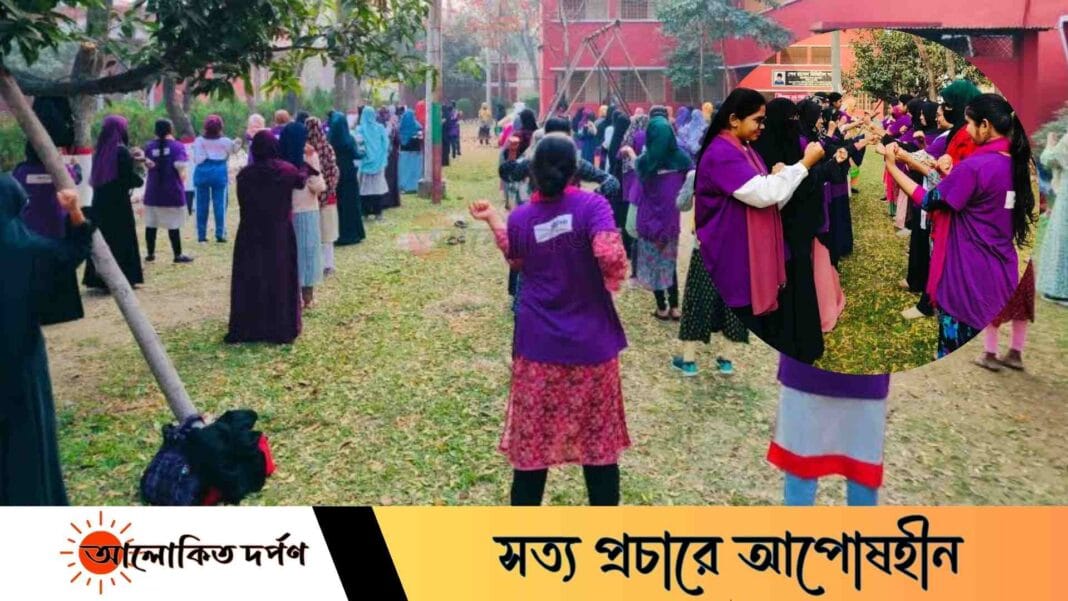 আত্মরক্ষার কৌশল শিখছেন রাজশাহী কলেজের ছাত্রীরা