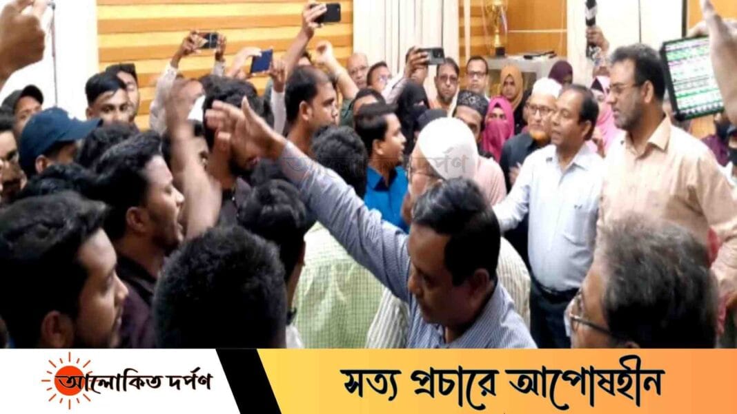 শিক্ষার্থীদের তোপের মুখে রাজশাহী কলেজ অধ্যক্ষের ফি কমানোর আশ্বাস