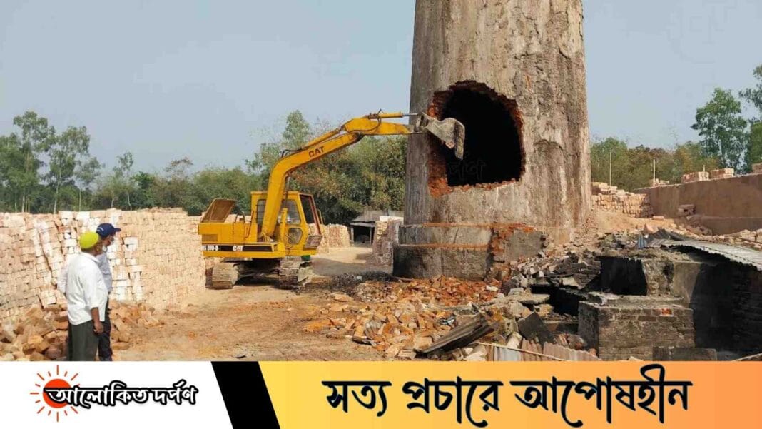 ফুলবাড়ীতে অবৈধ ইটভাটা গুড়িয়ে দিচ্ছে প্রশাসন