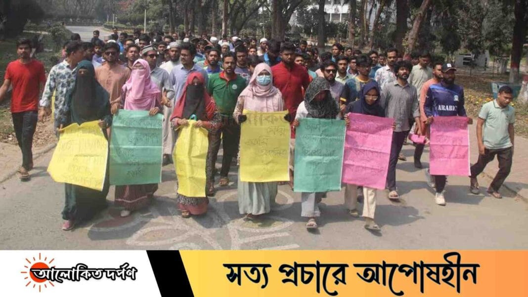 ‘দড়ি লাগলে দড়ি নে, ধর্ষকদের ফাঁসি দে’ স্লোগানে উত্তাল ইবি, শিক্ষার্থীদের মহাসড়ক অবরোধ