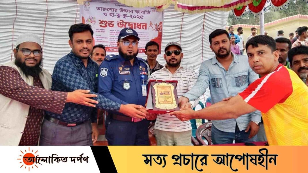 আশুলিয়ায় সোহরাব চতুর্থ শ্রেনীর কর্মচারী হয়ে . গড়েছেন সম্পদের পাহাড় সিনিয়র ষ্টাফ রিপোর্টার মোঃ আসিফুজ্জামান আসিফ সাভার আশুলিয়ার শ্রীপুরের সোহরাব রাজউক এর একজন চতুর্থ শ্রেণীর কর্মচারী তাও আবার বেশিরভাগ সময়ে চাকুরী করেছেন মাস্টার রোলে গড়ে তুলেছেন অবৈধ সম্পদের পাহাড়। নামে-বেনামে দৃশ্যমান কয়েক কোটি টাকার সম্পদের মালিক হয়েছেন তিনি। ধামারাই উপজেলার রঘুনাথপুর গ্রামের হালিমের ছেলে সোহরাব। তার বাবা একজন কৃষক, টানা পোড়নের মধ্যে দিয়ে কোনভাবে চলতো তার বাবার সংসার। পড়াশোনা ও করেছেন শশুরের টাকায়। অবসরে আছেন তিন বছর ধরে। এই ছোট্ট চাকুরীর সুবাদে ঢাকা আশুলিয়া সহ দেশের বিভিন্ন অঞ্চলে অবৈধ ঘুষ বাণিজ্যের মাধ্যমে গড়েছেন একাধিক বাড়ি, গাড়ী, বাবার নামে প্রাইভেট হাসপাতাল সহ গাজীপুরে বাড়ি, ঢাকার পূর্বাঞ্চলে একাধিক প্লট, রংপুরে স্ত্রীর নামে বহুতল বিলাস বহুল ভবন যা আলাদিনের চেরাগ পাওয়ার মতো অবস্হায় বলা যায়। সরজমিনে অনুসন্ধানে জানা যায়, সোহরাব সামান্য চাকুরীর সুবাদে তিনি তার নিজের নামে, সন্তানদের নামে, বউদের নামে, সালাদের নামে বেনামে গড়েছেন বহু সম্পদ যার বেশিরভাগই সম্পূর্ণ অবৈধ ভাবে উপার্জনের মাধ্যমে বলে অভিযোগ উঠেছে। এছাড়াও দুর্নীতিবাজ এই সোহরাব গাজীপুর জেলার ভবানীপুরে কিনেছেন একাধিক জমি। শ্রীপুর প্রাইমারি স্কুলের পাশে আছে তার বিশ শতাংশ জায়গা। বাইপাইল চন্দ্রা মহাসড়কে সঙ্গে মোজারমেল নিক্কণ হাউজিং এ রয়েছে ছয়তলা ভবন সাথেই রয়েছে গোডাউন, ঢাকার পূর্বাঞ্চলে কিনেছেন একাধিক প্লট। রংপুরে তার ছোট বউকে ৭০ লাখ টাকা দিয়ে বাড়ি কিনে দিয়েছেন বলে জানা যায়। উত্তরার দিয়াবাড়ি রয়েছে তার একাধিক ফ্ল্যাট। তার বড় বউ কহীনূর বাড়ি সুবন্দী, বড় বউ কোহিনূর তার নামে গড়েছেন বাড়ি সহ খামার নিজের নামে ছাড়াও সোহরাব তার দুই সালা মজনু আর ভুলুনের নামে গড়েছেন জমি সহ বাড়ি। সোহরাবের ঢাকা আশুলিয়ার শ্রীপুরে রয়েছে চারটি বাড়ি এবং তার বাবার নামে গড়েছেন হালিম জেনারেল হাসপাতাল নামের প্রতিষ্ঠান। অনুসন্ধানে আরো জানা যায়, সোহরাব গত ৫ আগস্টের পর থেকে নিজেকে এবং তার অবৈধ সম্পদ সেইভ করতে তিনি স্হানীয় এলাকার বিএনপির নেতাকর্মীদের দ্বারে দ্বারে ঘুরছেন। দুর্নীতিবাজ সোহরাব এর দিব্যি এতো অবৈধ সম্পদ মালিক হলেও তিনি এখনো ধরাছোঁয়ার বাহিরে যা স্হানীয় এলাকায় চাঞ্চল্যের সৃষ্টি হয়েছে। এই অভিযোগের বিষয়ে জানতে সোহরাব'কে তার মুঠোফোনে মুখে একাধিকবার কল দিলেও তিনি কলটি রিসিভ করেননি। তার এই অবৈধ সম্পদের হিসাব চেয়ে যথাযথ ব্যবস্হা নিতে দুর্নীতি দমন কমিশন সহ সংশ্লিষ্ট প্রশাসনের দৃষ্টি আকর্ষণ করছি। দুর্নীতিবাজ সোহরাব এর বিষয়ে অনুসন্ধান অব্যাহত রয়েছে আরো নতুন তথ্য নিয়ে পরবর্তী সংখ্যায় ধারাবাহিক ভাবে প্রকাশ করা হবে।