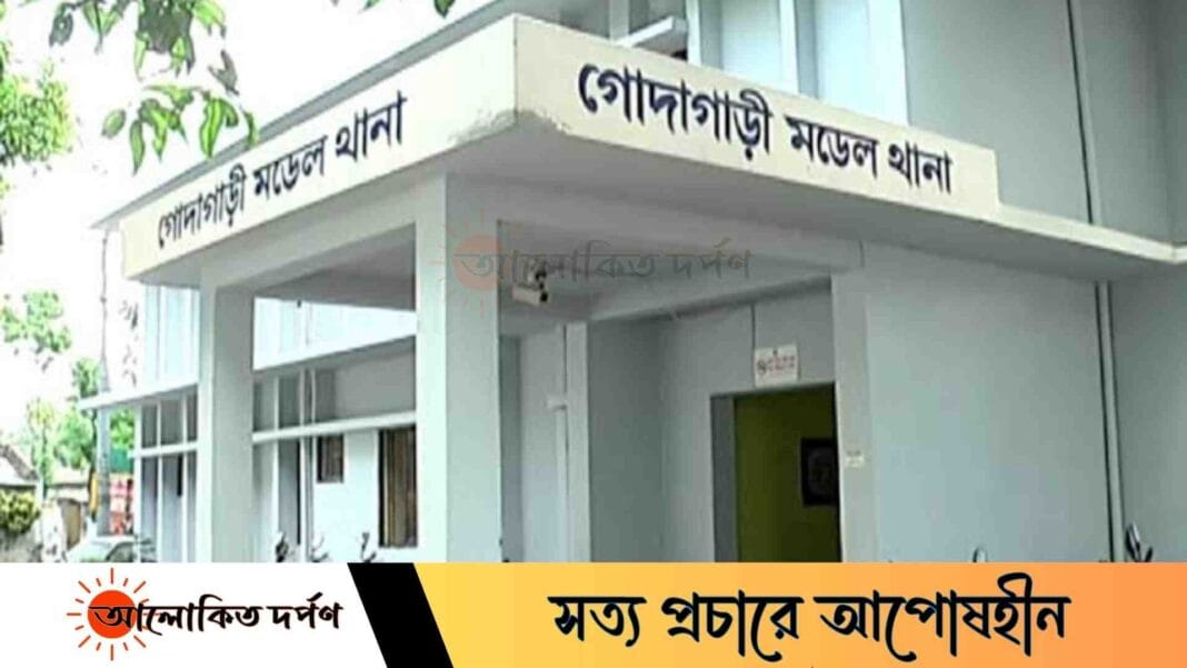 নারীসহ আটক প্রশাসনিক কর্মকর্তার বিরুদ্ধে সংবাদ প্রকাশ, সাংবাদিকের বিরুদ্ধে মামলা