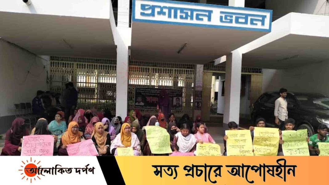 বিভাগ সংস্কারের দাবিতে ইসলামী বিশ্ববিদ্যালয়ের শিক্ষার্থীদের অবস্থান কর্মসূচি