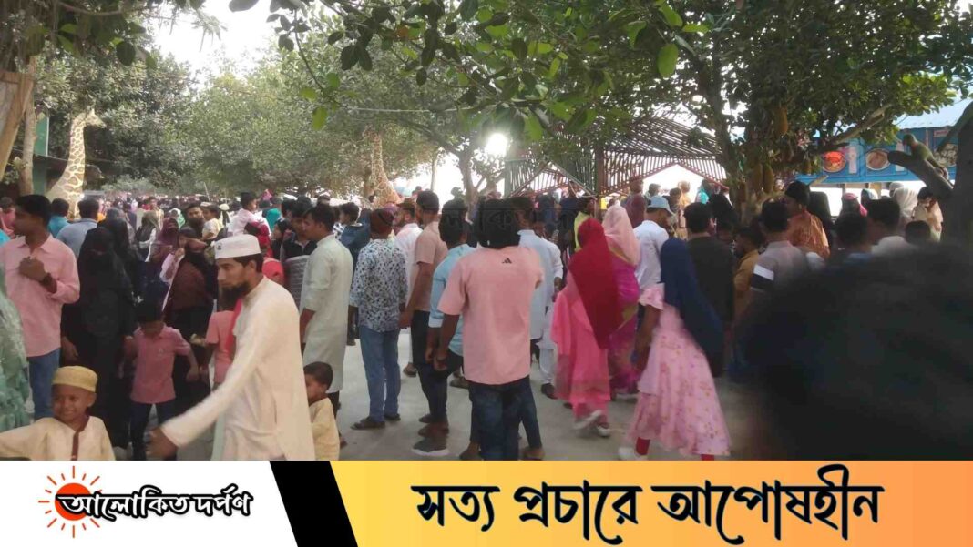 লক্ষ্মীপুরের আলতাফ মাস্টার ঘাটে ঈদ আনন্দে দর্শনার্থীদের ঢল লক্ষ্মীপুরের আলতাফ মাস্টার ঘাটে ঈদ আনন্দে দর্শনার্থীদের ঢল