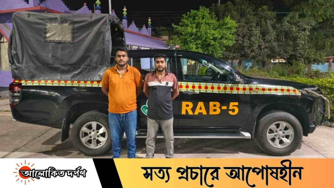 মাদকবিরোধী সংবাদ প্রচারের জেরে সাংবাদিকের ওপর হামলা: চাঁপাইনবাবগঞ্জে প্রধান দুই আসামি গ্রেফতার