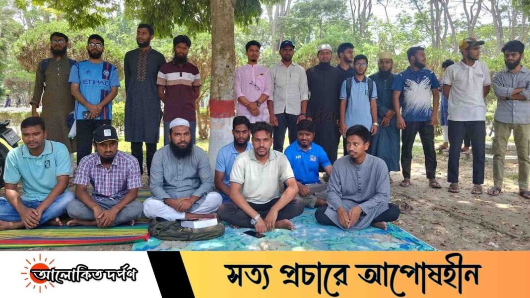 কুয়েট শিক্ষার্থীদের আন্দোলনে সংহতি জানিয়ে অনশনে ইবি শিক্ষার্থীরা