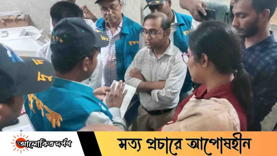 বীরগঞ্জ উপজেলা স্বাস্থ্য কমপ্লেক্সে অনিয়ম ও দুর্নীতির অভিযোগে দুদকের অভিযান