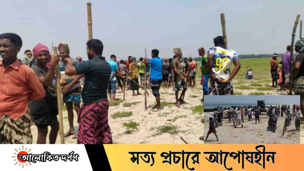 ইজারাদারের অস্ত্রের হুমকিতে বন্ধ নৌকা চলাচল, উত্তপ্ত চর আষাড়িয়া দহ ইজারাদারের অস্ত্রের হুমকিতে বন্ধ নৌকা চলাচল, উত্তপ্ত চর আষাড়িয়া দহ