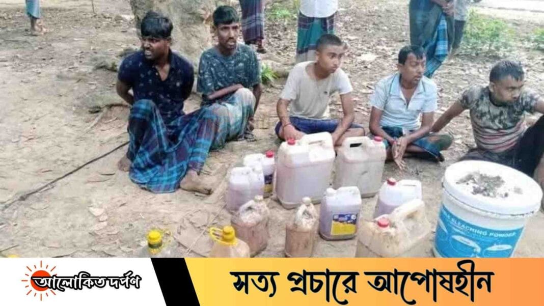 হরিদেবপুরে চোলাই মদের কারখানায় স্থানীয়দের নেতৃত্বে পুলিশের সহায়তায় অভিযান, আটক ৬ হরিদেবপুরে চোলাই মদের কারখানায় স্থানীয়দের নেতৃত্বে পুলিশের সহায়তায় অভিযান, আটক ৬