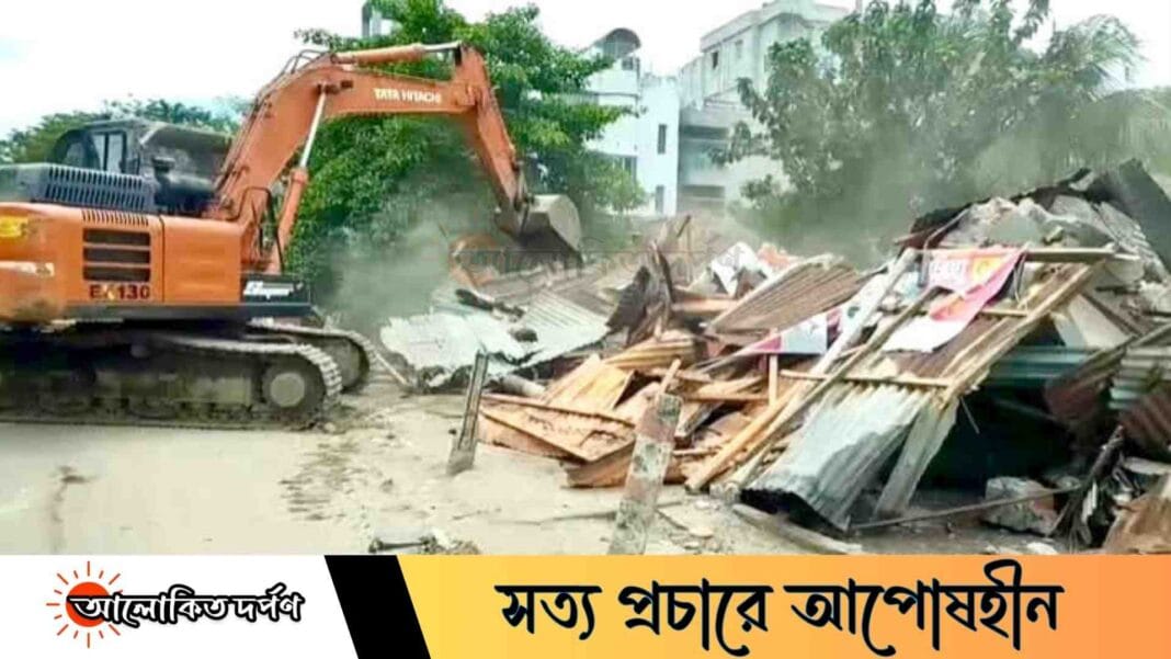 নরসিংদীতে রেলের জমিতে গড়ে ওঠা শতাধিক অবৈধ স্থাপনা উচ্ছেদ