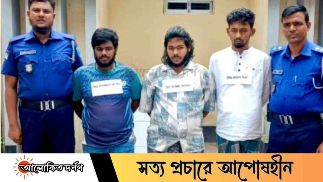 নরসিংদীতে বিদেশি পিস্তল ও গুলিসহ তিন যুবক গ্রেপ্তার নরসিংদীতে বিদেশি পিস্তল ও গুলিসহ তিন যুবক গ্রেপ্তার