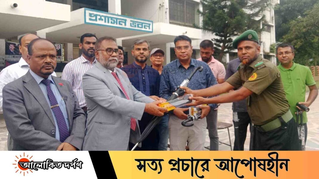 ইবি নিরাপত্তা জোরদারে নিরাপত্তাকর্মীদের মাঝে ছাতা ও টর্চ বিতরণ
