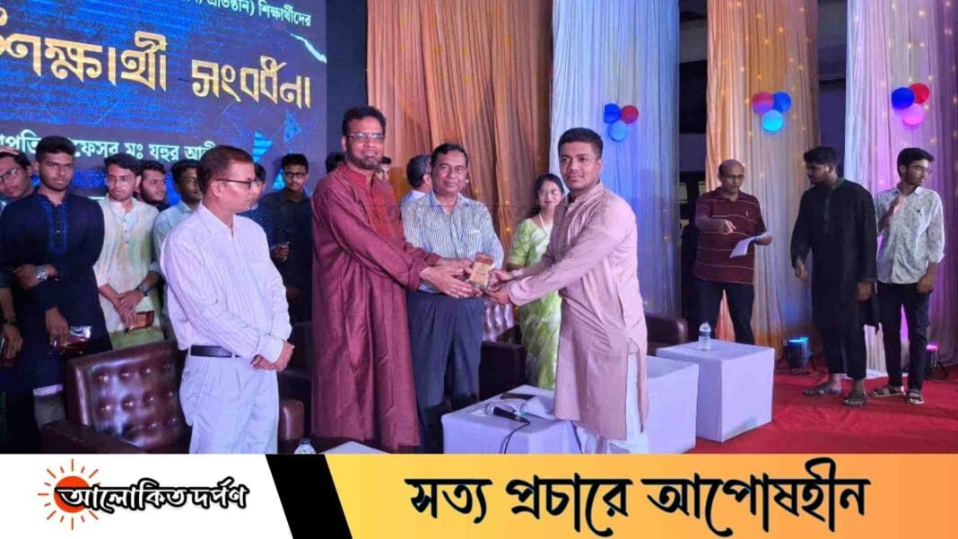 বিশ্ববিদ্যালয়ে চান্সপ্রাপ্ত ২১৫ শিক্ষার্থীকে সংবর্ধনা দিলো রাজশাহী কলেজ বিশ্ববিদ্যালয়ে চান্সপ্রাপ্ত ২১৫ শিক্ষার্থীকে সংবর্ধনা দিলো রাজশাহী কলেজ