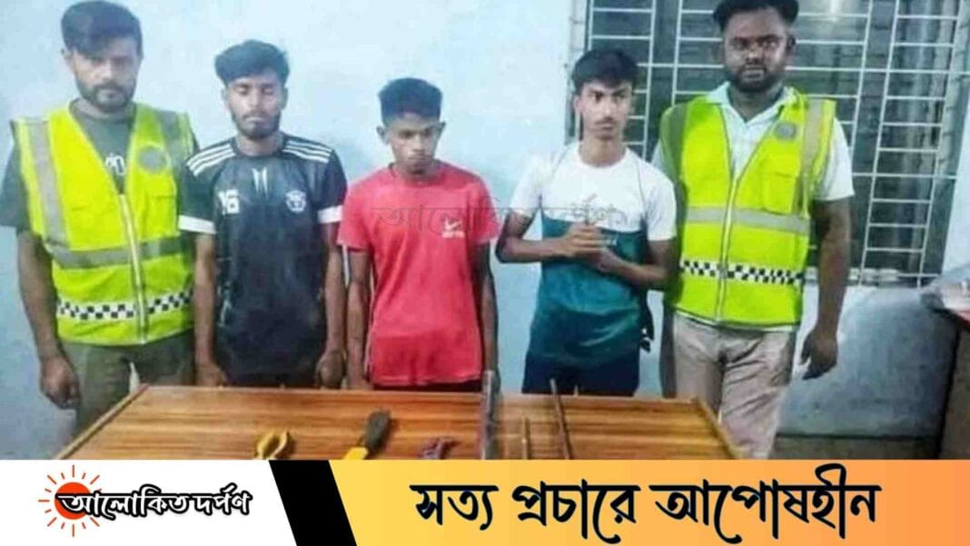অস্ত্রসহ চার ছিনতাইকারী গ্রেপ্তার, কোতোয়ালি থানার অভিযানে চাঞ্চল্য
