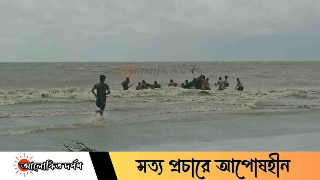বঙ্গোপসাগরে ঝড়ের কবলে পড়ে ট্রলার ডুবি, অল্পের জন্য প্রাণে বাঁচলেন দুই জেলে বঙ্গোপসাগরে ঝড়ের কবলে পড়ে ট্রলার ডুবি, অল্পের জন্য প্রাণে বাঁচলেন দুই জেলে
