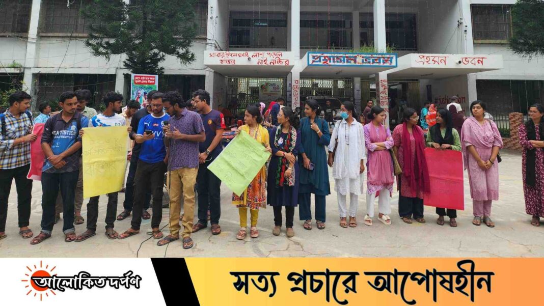 ধর্ম অবমাননার প্রতিবাদে ইবিতে হিন্দু ধর্মাবলম্বী শিক্ষার্থীদের মানববন্ধন 