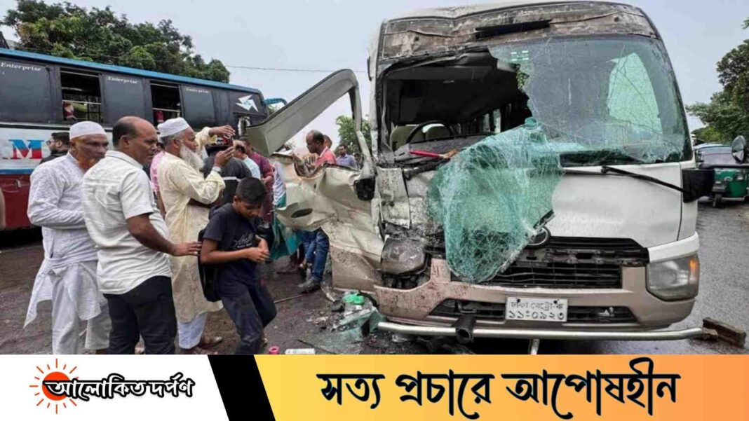সড়ক দূর্ঘটনার কবলে ইবির শিক্ষকবাহী মিনি বাস