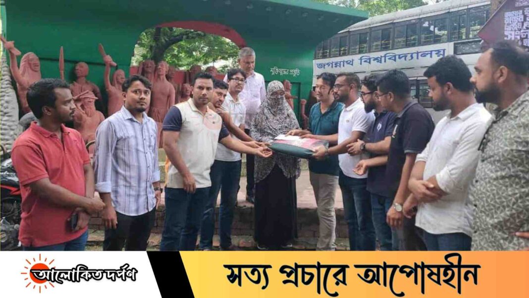 শহীদ সাজিদের পরিবারকে তারেক রহমানের পক্ষ থেকে উপহার প্রদান