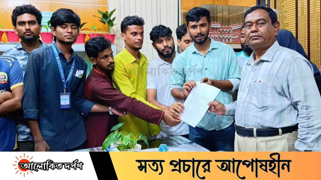 জাতীয় বিশ্ববিদ্যালয়ের অতিরিক্ত ফি নিয়ে রাজশাহী কলেজ শিক্ষার্থীদের স্মারকলিপি